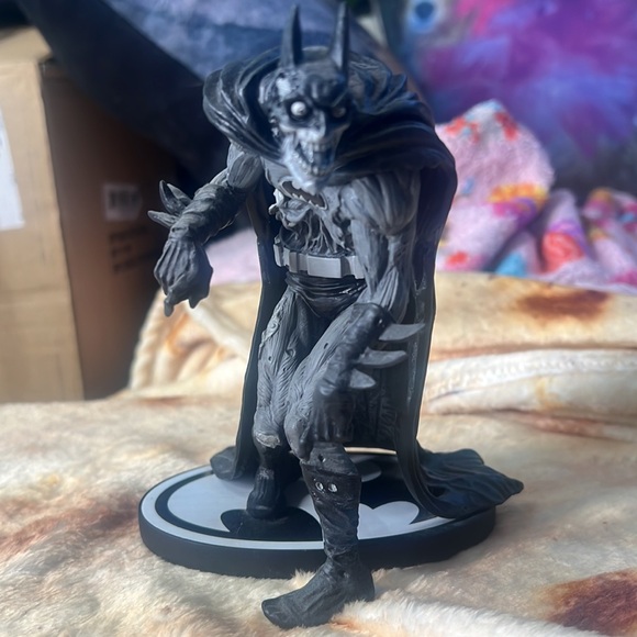 Zombie Batman statue - Picture 2 of 9